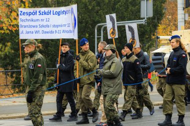 Wroclaw, Polonya - 11 Kasım 2024: Wroclaw 'da Neşeli Bağımsızlık Günü Yürüyüşü, Polonya Bayrakları, Öğrencileri ve 11 Kasım' ı Kutlayan Ailelerle Vatanseverlik Yürüyüşü