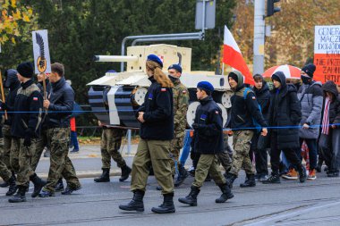 Wroclaw, Polonya - 11 Kasım 2024: Wroclaw 'da Neşeli Bağımsızlık Günü Yürüyüşü, Polonya Bayrakları, Öğrencileri ve 11 Kasım' ı Kutlayan Ailelerle Vatanseverlik Yürüyüşü