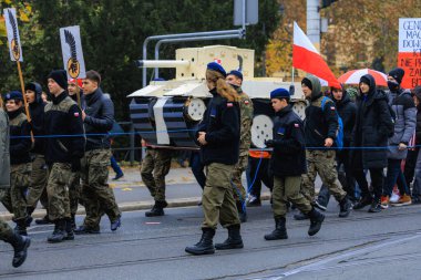 Wroclaw, Polonya - 11 Kasım 2024: Wroclaw 'da Neşeli Bağımsızlık Günü Yürüyüşü, Polonya Bayrakları, Öğrencileri ve 11 Kasım' ı Kutlayan Ailelerle Vatanseverlik Yürüyüşü