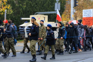 Wroclaw, Polonya - 11 Kasım 2024: Wroclaw 'da Neşeli Bağımsızlık Günü Yürüyüşü, Polonya Bayrakları, Öğrencileri ve 11 Kasım' ı Kutlayan Ailelerle Vatanseverlik Yürüyüşü