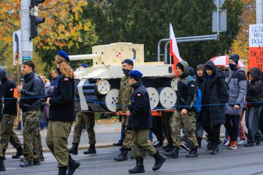 Wroclaw, Polonya - 11 Kasım 2024: Wroclaw 'da Neşeli Bağımsızlık Günü Yürüyüşü, Polonya Bayrakları, Öğrencileri ve 11 Kasım' ı Kutlayan Ailelerle Vatanseverlik Yürüyüşü