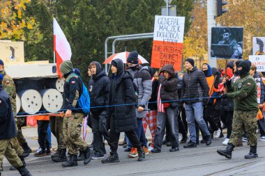 Wroclaw, Polonya - 11 Kasım 2024: Wroclaw 'da Neşeli Bağımsızlık Günü Yürüyüşü, Polonya Bayrakları, Öğrencileri ve 11 Kasım' ı Kutlayan Ailelerle Vatanseverlik Yürüyüşü