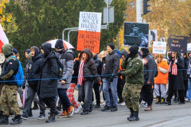Wroclaw, Polonya - 11 Kasım 2024: Wroclaw 'da Neşeli Bağımsızlık Günü Yürüyüşü, Polonya Bayrakları, Öğrencileri ve 11 Kasım' ı Kutlayan Ailelerle Vatanseverlik Yürüyüşü