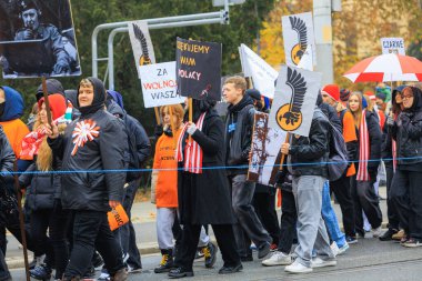 Wroclaw, Polonya - 11 Kasım 2024: Wroclaw 'da Neşeli Bağımsızlık Günü Yürüyüşü, Polonya Bayrakları, Öğrencileri ve 11 Kasım' ı Kutlayan Ailelerle Vatanseverlik Yürüyüşü