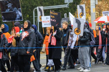 Wroclaw, Polonya - 11 Kasım 2024: Wroclaw 'da Neşeli Bağımsızlık Günü Yürüyüşü, Polonya Bayrakları, Öğrencileri ve 11 Kasım' ı Kutlayan Ailelerle Vatanseverlik Yürüyüşü