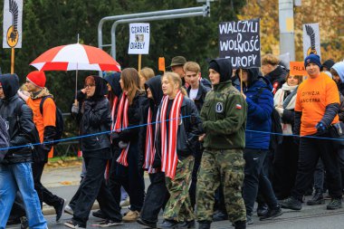 Wroclaw, Polonya - 11 Kasım 2024: Wroclaw 'da Neşeli Bağımsızlık Günü Yürüyüşü, Polonya Bayrakları, Öğrencileri ve 11 Kasım' ı Kutlayan Ailelerle Vatanseverlik Yürüyüşü