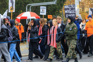 Wroclaw, Polonya - 11 Kasım 2024: Wroclaw 'da Neşeli Bağımsızlık Günü Yürüyüşü, Polonya Bayrakları, Öğrencileri ve 11 Kasım' ı Kutlayan Ailelerle Vatanseverlik Yürüyüşü