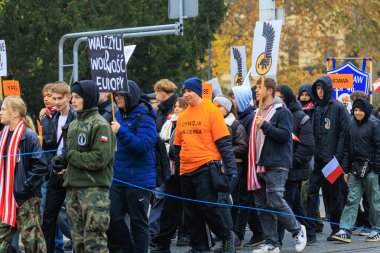 Wroclaw, Polonya - 11 Kasım 2024: Wroclaw 'da Neşeli Bağımsızlık Günü Yürüyüşü, Polonya Bayrakları, Öğrencileri ve 11 Kasım' ı Kutlayan Ailelerle Vatanseverlik Yürüyüşü