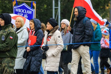 Wroclaw, Polonya - 11 Kasım 2024: Wroclaw 'da Neşeli Bağımsızlık Günü Yürüyüşü, Polonya Bayrakları, Öğrencileri ve 11 Kasım' ı Kutlayan Ailelerle Vatanseverlik Yürüyüşü