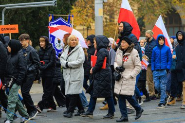 Wroclaw, Polonya - 11 Kasım 2024: Wroclaw 'da Neşeli Bağımsızlık Günü Yürüyüşü, Polonya Bayrakları, Öğrencileri ve 11 Kasım' ı Kutlayan Ailelerle Vatanseverlik Yürüyüşü