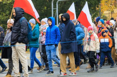 Wroclaw, Polonya - 11 Kasım 2024: Wroclaw 'da Neşeli Bağımsızlık Günü Yürüyüşü, Polonya Bayrakları, Öğrencileri ve 11 Kasım' ı Kutlayan Ailelerle Vatanseverlik Yürüyüşü