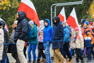 Wroclaw, Polonya - 11 Kasım 2024: Wroclaw 'da Neşeli Bağımsızlık Günü Yürüyüşü, Polonya Bayrakları, Öğrencileri ve 11 Kasım' ı Kutlayan Ailelerle Vatanseverlik Yürüyüşü