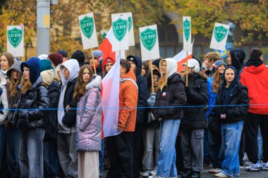 Wroclaw, Polonya - 11 Kasım 2024: Wroclaw 'da Neşeli Bağımsızlık Günü Yürüyüşü, Polonya Bayrakları, Öğrencileri ve 11 Kasım' ı Kutlayan Ailelerle Vatanseverlik Yürüyüşü