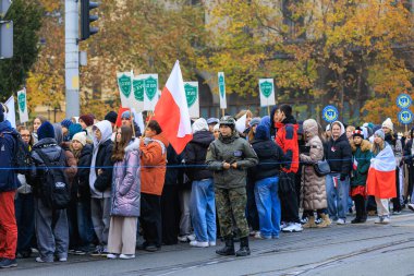 Wroclaw, Polonya - 11 Kasım 2024: Wroclaw 'da Neşeli Bağımsızlık Günü Yürüyüşü, Polonya Bayrakları, Öğrencileri ve 11 Kasım' ı Kutlayan Ailelerle Vatanseverlik Yürüyüşü