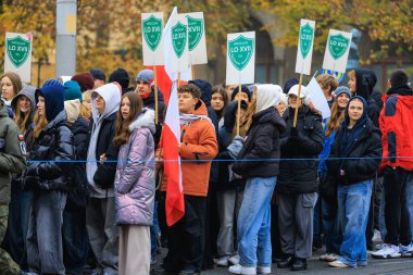 Wroclaw, Polonya - 11 Kasım 2024: Wroclaw 'da Neşeli Bağımsızlık Günü Yürüyüşü, Polonya Bayrakları, Öğrencileri ve 11 Kasım' ı Kutlayan Ailelerle Vatanseverlik Yürüyüşü