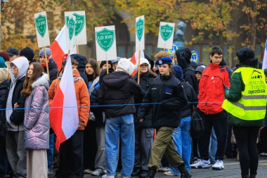 Wroclaw, Polonya - 11 Kasım 2024: Wroclaw 'da Neşeli Bağımsızlık Günü Yürüyüşü, Polonya Bayrakları, Öğrencileri ve 11 Kasım' ı Kutlayan Ailelerle Vatanseverlik Yürüyüşü