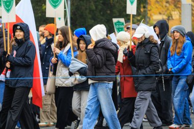 Wroclaw, Polonya - 11 Kasım 2024: Wroclaw 'da Neşeli Bağımsızlık Günü Yürüyüşü, Polonya Bayrakları, Öğrencileri ve 11 Kasım' ı Kutlayan Ailelerle Vatanseverlik Yürüyüşü