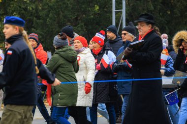 Wroclaw, Polonya - 11 Kasım 2024: Wroclaw 'da Neşeli Bağımsızlık Günü Yürüyüşü, Polonya Bayrakları, Öğrencileri ve 11 Kasım' ı Kutlayan Ailelerle Vatanseverlik Yürüyüşü