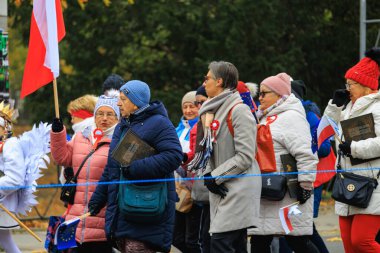 Wroclaw, Polonya - 11 Kasım 2024: Wroclaw 'da Neşeli Bağımsızlık Günü Yürüyüşü, Polonya Bayrakları, Öğrencileri ve 11 Kasım' ı Kutlayan Ailelerle Vatanseverlik Yürüyüşü