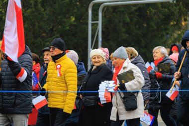Wroclaw, Polonya - 11 Kasım 2024: Wroclaw 'da Neşeli Bağımsızlık Günü Yürüyüşü, Polonya Bayrakları, Öğrencileri ve 11 Kasım' ı Kutlayan Ailelerle Vatanseverlik Yürüyüşü
