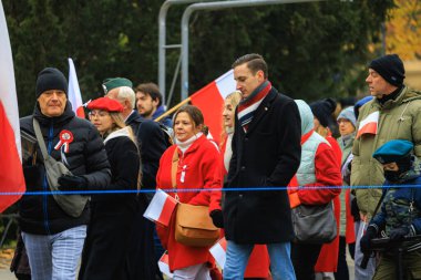 Wroclaw, Polonya - 11 Kasım 2024: Wroclaw 'da Neşeli Bağımsızlık Günü Yürüyüşü, Polonya Bayrakları, Öğrencileri ve 11 Kasım' ı Kutlayan Ailelerle Vatanseverlik Yürüyüşü
