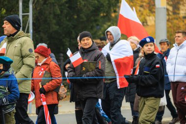 Wroclaw, Polonya - 11 Kasım 2024: Wroclaw 'da Neşeli Bağımsızlık Günü Yürüyüşü, Polonya Bayrakları, Öğrencileri ve 11 Kasım' ı Kutlayan Ailelerle Vatanseverlik Yürüyüşü