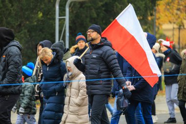 Wroclaw, Polonya - 11 Kasım 2024: Wroclaw 'da Neşeli Bağımsızlık Günü Yürüyüşü, Polonya Bayrakları, Öğrencileri ve 11 Kasım' ı Kutlayan Ailelerle Vatanseverlik Yürüyüşü