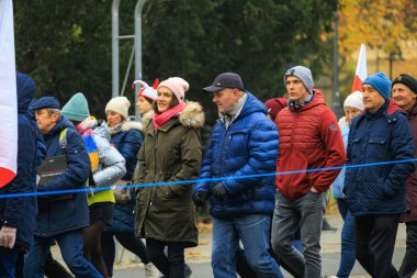 Wroclaw, Polonya - 11 Kasım 2024: Wroclaw 'da Neşeli Bağımsızlık Günü Yürüyüşü, Polonya Bayrakları, Öğrencileri ve 11 Kasım' ı Kutlayan Ailelerle Vatanseverlik Yürüyüşü