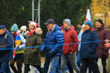 Wroclaw, Polonya - 11 Kasım 2024: Wroclaw 'da Neşeli Bağımsızlık Günü Yürüyüşü, Polonya Bayrakları, Öğrencileri ve 11 Kasım' ı Kutlayan Ailelerle Vatanseverlik Yürüyüşü