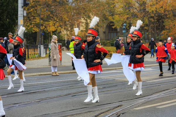 Wroclaw, Polonya - 11 Kasım 2024: Wroclaw 'da Neşeli Bağımsızlık Günü Yürüyüşü, Polonya Bayrakları, Öğrencileri ve 11 Kasım' ı Kutlayan Ailelerle Vatanseverlik Yürüyüşü