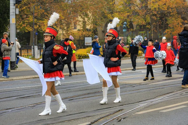 Wroclaw, Polonya - 11 Kasım 2024: Wroclaw 'da Neşeli Bağımsızlık Günü Yürüyüşü, Polonya Bayrakları, Öğrencileri ve 11 Kasım' ı Kutlayan Ailelerle Vatanseverlik Yürüyüşü