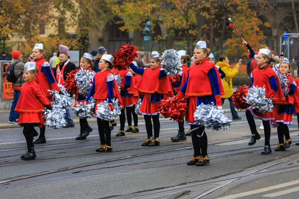 Wroclaw, Polonya - 11 Kasım 2024: Wroclaw 'da Neşeli Bağımsızlık Günü Yürüyüşü, Polonya Bayrakları, Öğrencileri ve 11 Kasım' ı Kutlayan Ailelerle Vatanseverlik Yürüyüşü