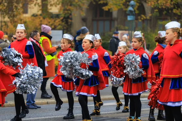 Wroclaw, Polonya - 11 Kasım 2024: Wroclaw 'da Neşeli Bağımsızlık Günü Yürüyüşü, Polonya Bayrakları, Öğrencileri ve 11 Kasım' ı Kutlayan Ailelerle Vatanseverlik Yürüyüşü