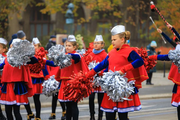 Wroclaw, Polonya - 11 Kasım 2024: Wroclaw 'da Neşeli Bağımsızlık Günü Yürüyüşü, Polonya Bayrakları, Öğrencileri ve 11 Kasım' ı Kutlayan Ailelerle Vatanseverlik Yürüyüşü