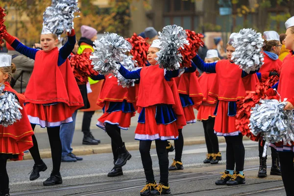 Wroclaw, Polonya - 11 Kasım 2024: Wroclaw 'da Neşeli Bağımsızlık Günü Yürüyüşü, Polonya Bayrakları, Öğrencileri ve 11 Kasım' ı Kutlayan Ailelerle Vatanseverlik Yürüyüşü