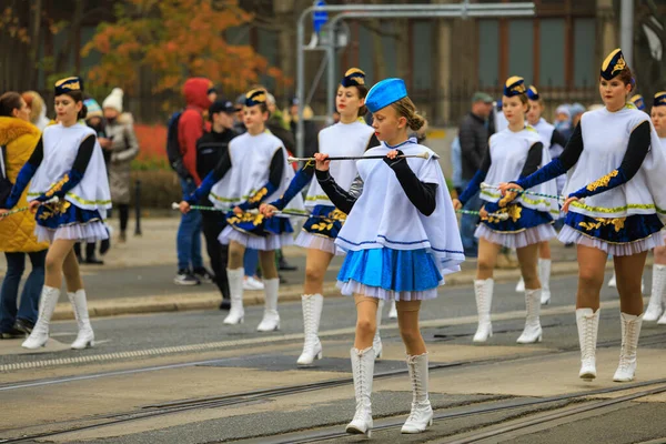 Wroclaw, Polonya - 11 Kasım 2024: Wroclaw 'da Neşeli Bağımsızlık Günü Yürüyüşü, Polonya Bayrakları, Öğrencileri ve 11 Kasım' ı Kutlayan Ailelerle Vatanseverlik Yürüyüşü