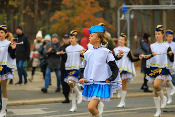 Wroclaw, Polonya - 11 Kasım 2024: Wroclaw 'da Neşeli Bağımsızlık Günü Yürüyüşü, Polonya Bayrakları, Öğrencileri ve 11 Kasım' ı Kutlayan Ailelerle Vatanseverlik Yürüyüşü