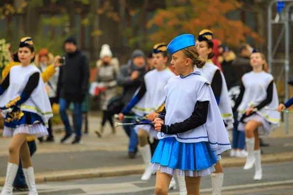 Wroclaw, Polonya - 11 Kasım 2024: Wroclaw 'da Neşeli Bağımsızlık Günü Yürüyüşü, Polonya Bayrakları, Öğrencileri ve 11 Kasım' ı Kutlayan Ailelerle Vatanseverlik Yürüyüşü