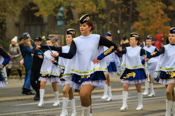 Wroclaw, Polonya - 11 Kasım 2024: Wroclaw 'da Neşeli Bağımsızlık Günü Yürüyüşü, Polonya Bayrakları, Öğrencileri ve 11 Kasım' ı Kutlayan Ailelerle Vatanseverlik Yürüyüşü