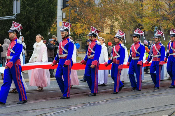 Wroclaw, Polonya - 11 Kasım 2024: Wroclaw 'da Neşeli Bağımsızlık Günü Yürüyüşü, Polonya Bayrakları, Öğrencileri ve 11 Kasım' ı Kutlayan Ailelerle Vatanseverlik Yürüyüşü