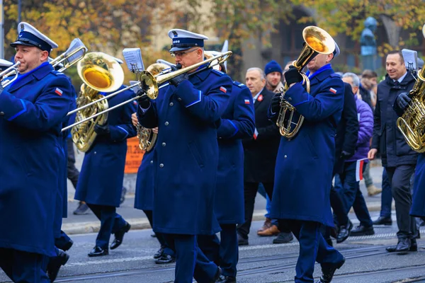 Wroclaw, Polonya - 11 Kasım 2024: Wroclaw 'da Neşeli Bağımsızlık Günü Yürüyüşü, Polonya Bayrakları, Öğrencileri ve 11 Kasım' ı Kutlayan Ailelerle Vatanseverlik Yürüyüşü