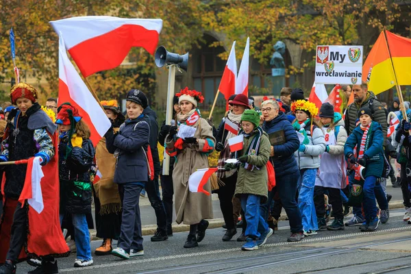 Wroclaw, Polonya - 11 Kasım 2024: Wroclaw 'da Neşeli Bağımsızlık Günü Yürüyüşü, Polonya Bayrakları, Öğrencileri ve 11 Kasım' ı Kutlayan Ailelerle Vatanseverlik Yürüyüşü