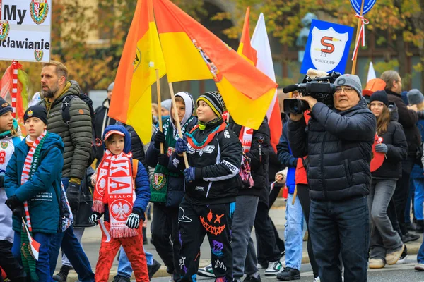 Wroclaw, Polonya - 11 Kasım 2024: Wroclaw 'da Neşeli Bağımsızlık Günü Yürüyüşü, Polonya Bayrakları, Öğrencileri ve 11 Kasım' ı Kutlayan Ailelerle Vatanseverlik Yürüyüşü