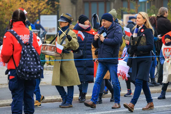 Wroclaw, Polonya - 11 Kasım 2024: Wroclaw 'da Neşeli Bağımsızlık Günü Yürüyüşü, Polonya Bayrakları, Öğrencileri ve 11 Kasım' ı Kutlayan Ailelerle Vatanseverlik Yürüyüşü