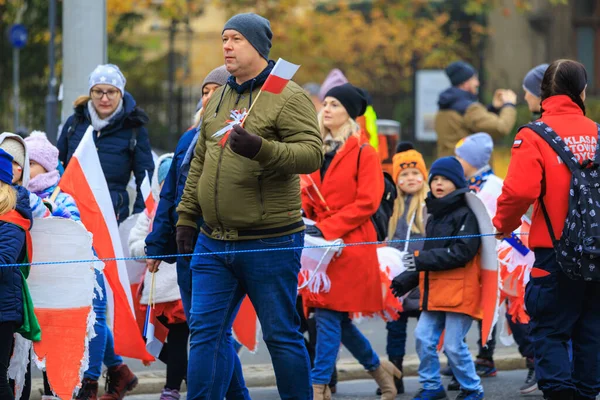 Wroclaw, Polonya - 11 Kasım 2024: Wroclaw 'da Neşeli Bağımsızlık Günü Yürüyüşü, Polonya Bayrakları, Öğrencileri ve 11 Kasım' ı Kutlayan Ailelerle Vatanseverlik Yürüyüşü