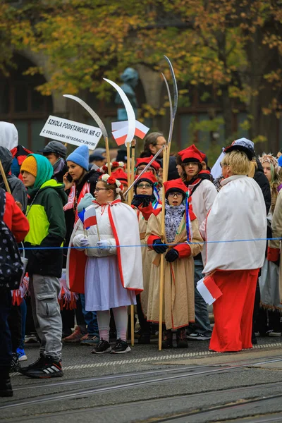 Wroclaw, Polonya - 11 Kasım 2024: Wroclaw 'da Neşeli Bağımsızlık Günü Yürüyüşü, Polonya Bayrakları, Öğrencileri ve 11 Kasım' ı Kutlayan Ailelerle Vatanseverlik Yürüyüşü