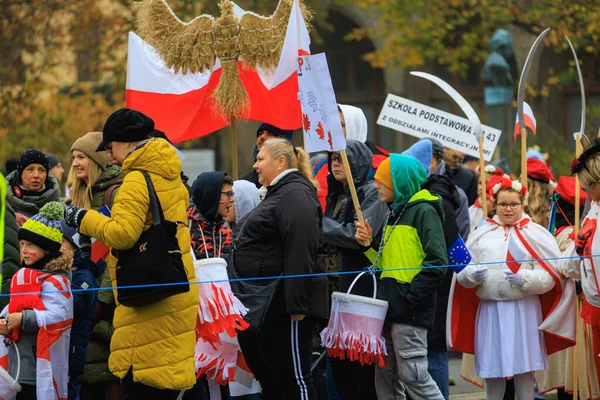 Wroclaw, Polonya - 11 Kasım 2024: Wroclaw 'da Neşeli Bağımsızlık Günü Yürüyüşü, Polonya Bayrakları, Öğrencileri ve 11 Kasım' ı Kutlayan Ailelerle Vatanseverlik Yürüyüşü