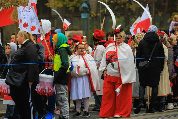Wroclaw, Polonya - 11 Kasım 2024: Wroclaw 'da Neşeli Bağımsızlık Günü Yürüyüşü, Polonya Bayrakları, Öğrencileri ve 11 Kasım' ı Kutlayan Ailelerle Vatanseverlik Yürüyüşü