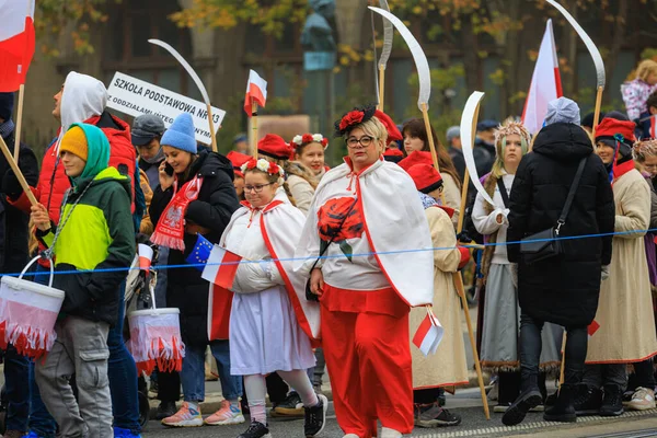 Wroclaw, Polonya - 11 Kasım 2024: Wroclaw 'da Neşeli Bağımsızlık Günü Yürüyüşü, Polonya Bayrakları, Öğrencileri ve 11 Kasım' ı Kutlayan Ailelerle Vatanseverlik Yürüyüşü