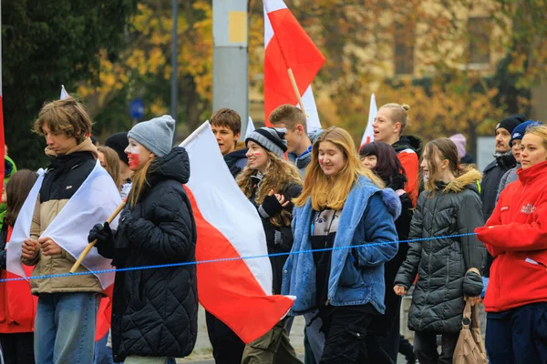 Wroclaw, Polonya - 11 Kasım 2024: Wroclaw 'da Neşeli Bağımsızlık Günü Yürüyüşü, Polonya Bayrakları, Öğrencileri ve 11 Kasım' ı Kutlayan Ailelerle Vatanseverlik Yürüyüşü